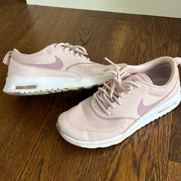 Women Nike running shoe - Picture 2 of 4